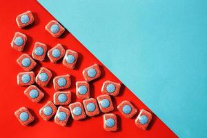 capsules voor keuken vaatwassers Aan een blauw en rood achtergrond. vlak leggen. foto