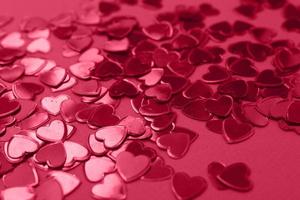 rood harten confetti achtergrond. bruiloft uitnodiging, valentijnsdag achtergrond, liefde, datum concept foto