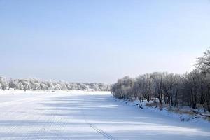 een bevroren rivier- tafereel foto