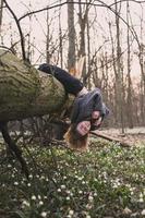 glimlachen dame hangende Aan boom romp toneel- fotografie foto