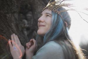 dichtbij omhoog heidens- gestileerd vrouw met zonneschijn halo in de omgeving van haar- portret afbeelding foto