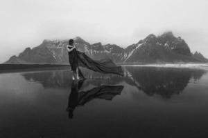 aantrekkelijk vrouw in teder jurk Aan strand monochroom toneel- fotografie foto