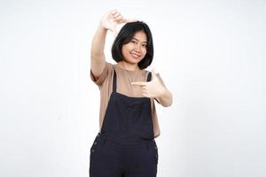 maken kader met handen van mooi Aziatisch vrouw geïsoleerd Aan wit achtergrond foto