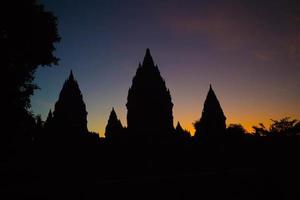 silhouet prambanan tempel in de ochtend. zonsopkomst in prambanan tempel foto