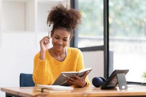 aziatische studente online leerklas studie online videogesprek zoomleraar, gelukkig aziatisch meisje leert engels online met computerlaptop. foto