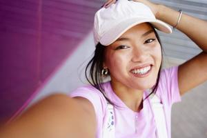 blij Aziatisch vrouw nemen selfie foto