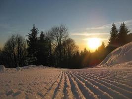 nieuw gefreesd ski helling met skis foto