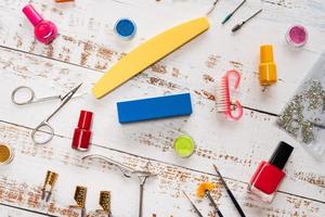 manicure reeks en nagel poetsmiddelen Aan een wit houten achtergrond foto