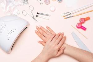 meisjes handen Aan de achtergrond van manicure accessoires. dichtbij omhoog foto