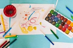 kinderen tekeningen, gekleurde potloden en markeringen en verven top visie foto