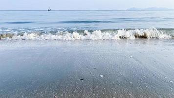 een visie van de zee met Golf Aan de strand foto