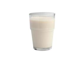 vers melk in een Doorzichtig glas Aan een wit achtergrond foto