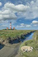 visie naar westerhever vuurtoren, noorden zee, noorden Friesland, Duitsland foto