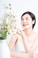 schoonheid beeld van jong Aziatisch vrouw met bloemen foto