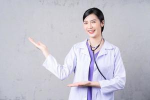 portret van jong Aziatisch vrouw dokter foto