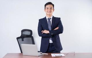 beeld van jong Aziatisch zakenman Aan achtergrond foto