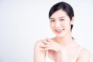 schoonheid beeld van jong Aziatisch vrouw met mooi huid foto