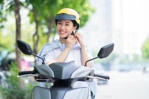 foto van jong Aziatisch vrouw het rijden motor