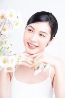 schoonheid beeld van jong Aziatisch vrouw met bloemen foto