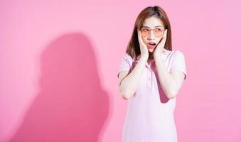 foto van jong Aziatisch meisje poseren Aan roze achtergrond
