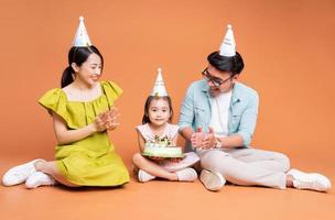 jong Aziatisch familie poseren Aan achtergrond foto