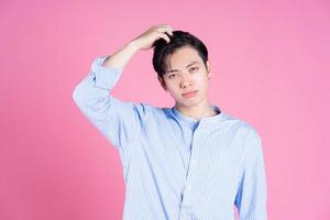 portret van jong Aziatisch Mens Aan roze achtergrond foto