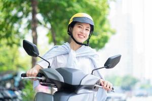 foto van jong Aziatisch vrouw het rijden motor