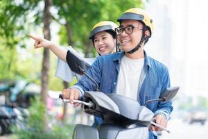 foto van jong Aziatisch paar het rijden motor