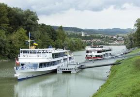 melk stad- Donau rivier- veerboot haven foto