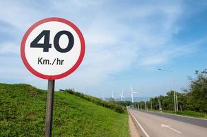 de snelheid teken Aan de weg naar de top van berg, de windmolen lam takhong, Nakhon ratchasima, Thailand khao yai thiang, foto