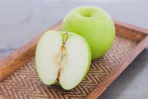 groene appels op een dienblad foto