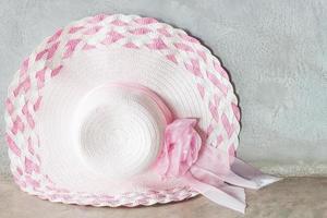roze hoed met een lint op een grijze achtergrond