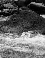 rivier- stromen over- rotsen - zwart en wit voorraad foto. 3 foto
