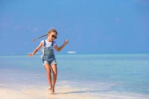 meisje spelen in het water op het strand foto