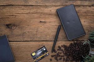 notebook en koffie op houten tafel, bovenaanzicht foto