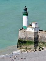 normandië, frankrijk 2018-strandgangers langs de kust tijdens het reisseizoen foto