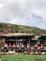 mensen zitten op bruine houten stoelen in peru foto