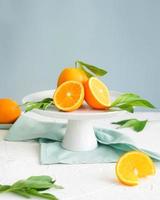 sinaasappelen op een caketribune foto