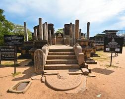 oude watadagaya-ruïnes in polonnaruwa, sri lanka foto