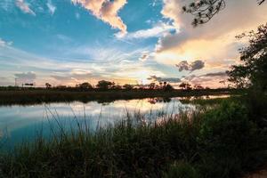 zonsondergang over een vijver foto