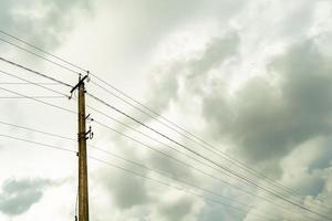 macht elektrische paal met lijndraad op gekleurde achtergrond close-up foto