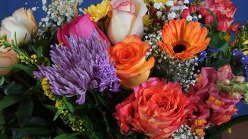 dichtbij omhoog van boeket van kleurrijk bloemen Aan donker blauw achtergrond foto