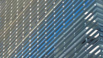 nadering naar de glas ramen reflecterend een blauw lucht van een modern gebouw. abstract achtergrond foto