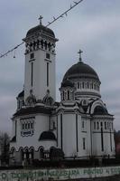 heilig drie-eenheid orthodox kerk in de centrum van sighisoara vereeuwigd in verschillend hoeken foto