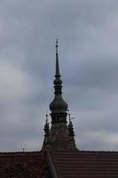 verschillend hoeken tonen de bovenste een deel van de klok toren in sighisoara foto