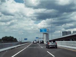 Jakarta, Indonesië in juli 2022. de atmosfeer en landschap wanneer het rijden Aan de Jakarta cikampek verhoogd tol weg, of nu bekend net zo de mohammad bak zayed tol weg foto