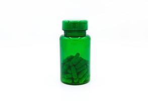 groen plastic fles van pillen of capsules geïsoleerd Aan wit achtergrond. gezond voedsel, kruiden, houder voorwerp en medicin e. voedsel supplementen voor genezen of reparatie Gezondheid. foto