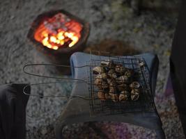 zoet mosselen gegrild in staal rooster met een houtskool grillen. foto