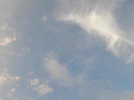 mooi wit wolken Aan diep blauw lucht achtergrond. groot helder zacht pluizig wolken zijn Hoes de geheel blauw lucht. foto