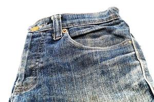 blauw jeans geïsoleerd Aan wit achtergrond, jeans gestapeld foto